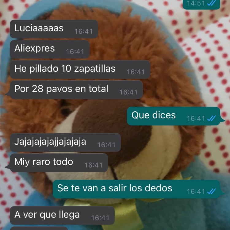 LuchyPeity's tweet photo. @BigCarlius Mi novio se ha comprado 10 de estas zapas y un abrigo de Nike por el mismo precio, dentro de un mes aproximadamente nos veis en Gran Vía con una manta revendiendo jajajajajaj https://t.co/2gNF9UYcj8