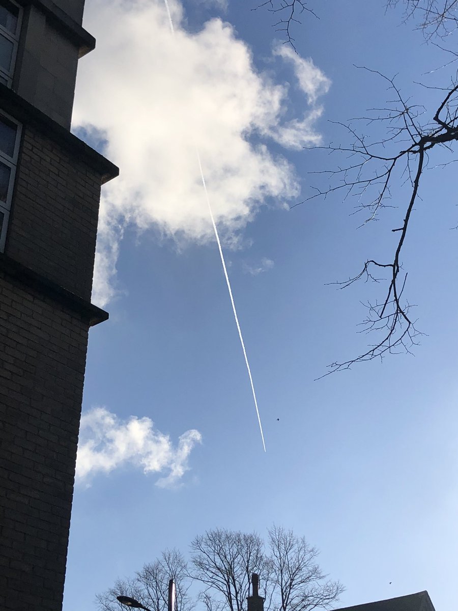 AlfredoBuilds's tweet photo. @guyaglionby Was out in Cambridge and heard the sonic boom. Got some photos https://t.co/JYAIRkgebB