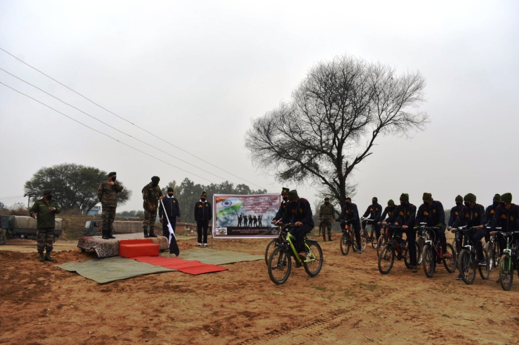 prodefencejammu's tweet photo. #SwarnimVijayVarsh, Sunrise Bde of #TigerDiv org cycle rally in #Vijaypur & #Ramgarh sector of #Samba @diprjk as part of 3 days celebrations aimed at motivating youth & reaching out to ESM. It was flagged off by Cdr Sunrise Bde from Jakh & terminated at Kaulpur.
@westerncomd_IA https://t.co/QEC76ba44o