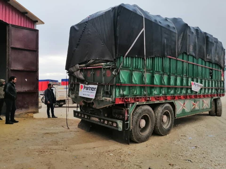 When our  @PartnersRelief team showed up in NE Syria last week with food supply for 1,350 displaced families, they discovered they were sleeping on bare concrete, huddled through the winter nights to stay warm. Nighttime temperatures -2 to -4. meant the children were suffering.