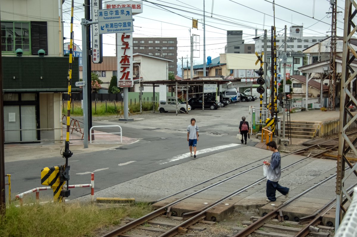 三日画師 On Twitter 長野電鉄湯田中駅前 駅に電車が進入する際のスイッチバック用 の線路が延びていて 長野県道342号宮村湯田中停車場線の踏切がある まさかこのときは翌年に駅の改修工事が行われてスイッチバックと踏切が廃止されるとは思っていなかった 2005年9月