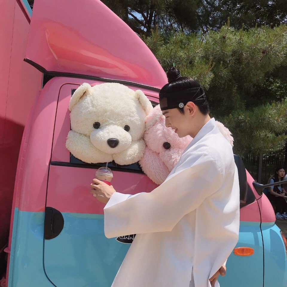chu_970330's tweet photo. 커피차 들어가면 항상 이 곰돌이들이랑 사진 찍는거 너무 귀엽네 여전히 귀여운 사람,,, https://t.co/h0vRUZU06X
