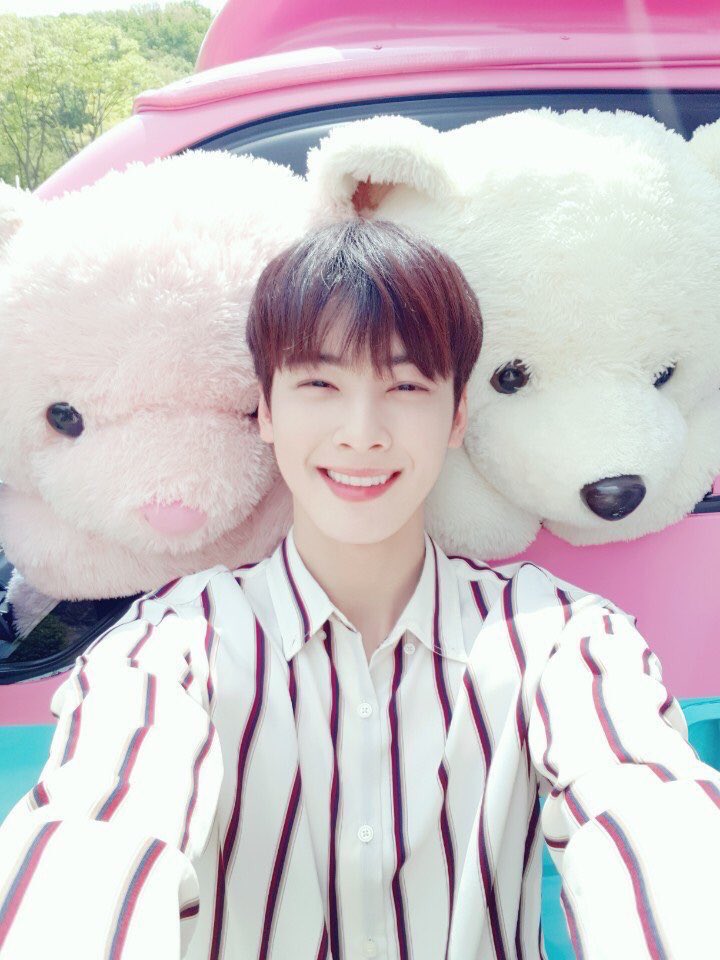 chu_970330's tweet photo. 커피차 들어가면 항상 이 곰돌이들이랑 사진 찍는거 너무 귀엽네 여전히 귀여운 사람,,, https://t.co/h0vRUZU06X