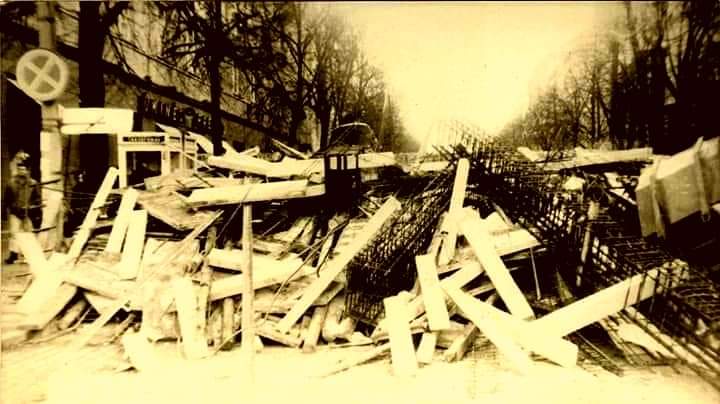 a_anusauskas's tweet photo. I took this pictures 30 yrs ago just before soviet aggression against #Lithuania started. Armed only with faith &amp; trust in freedom we stood up against tanks. Lithuania won but we shall #NeverForget the courage of those who sacrificed lives for our freedom on #January13 1991 https://t.co/2Oq8txHAHv