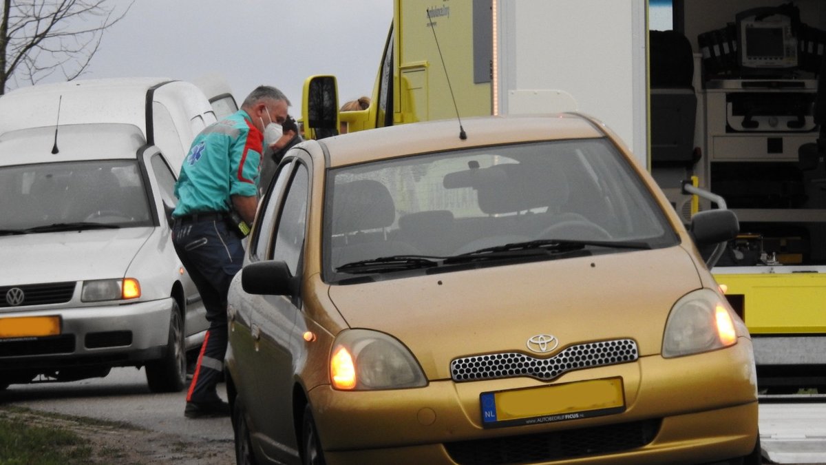 Een fietser is vanmiddag gewond geraakt bij een aanrijding op de Elshoutweg in Belfeld. ..