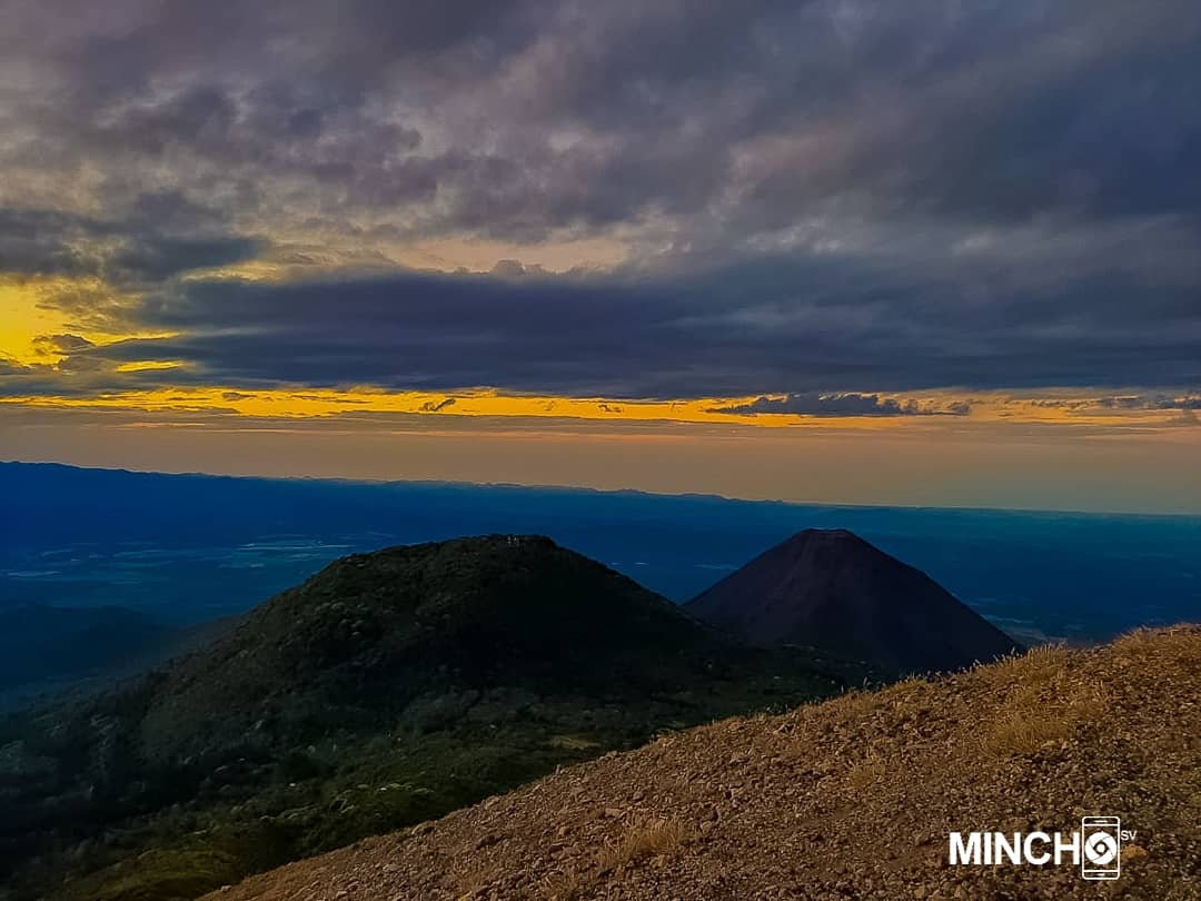 Buenos días ⛰️📸🌄

#sunrise #amanecer #Volcan #volcano #SantaAna #Sky #SkyColors #Elsalvador #ElSalvadorTravel #elsalvadorphotos #elsalvadorturismo #sunrise_shotz #sunrise_sunsets_aroundworld #sunriseavenue #sunrisephotography