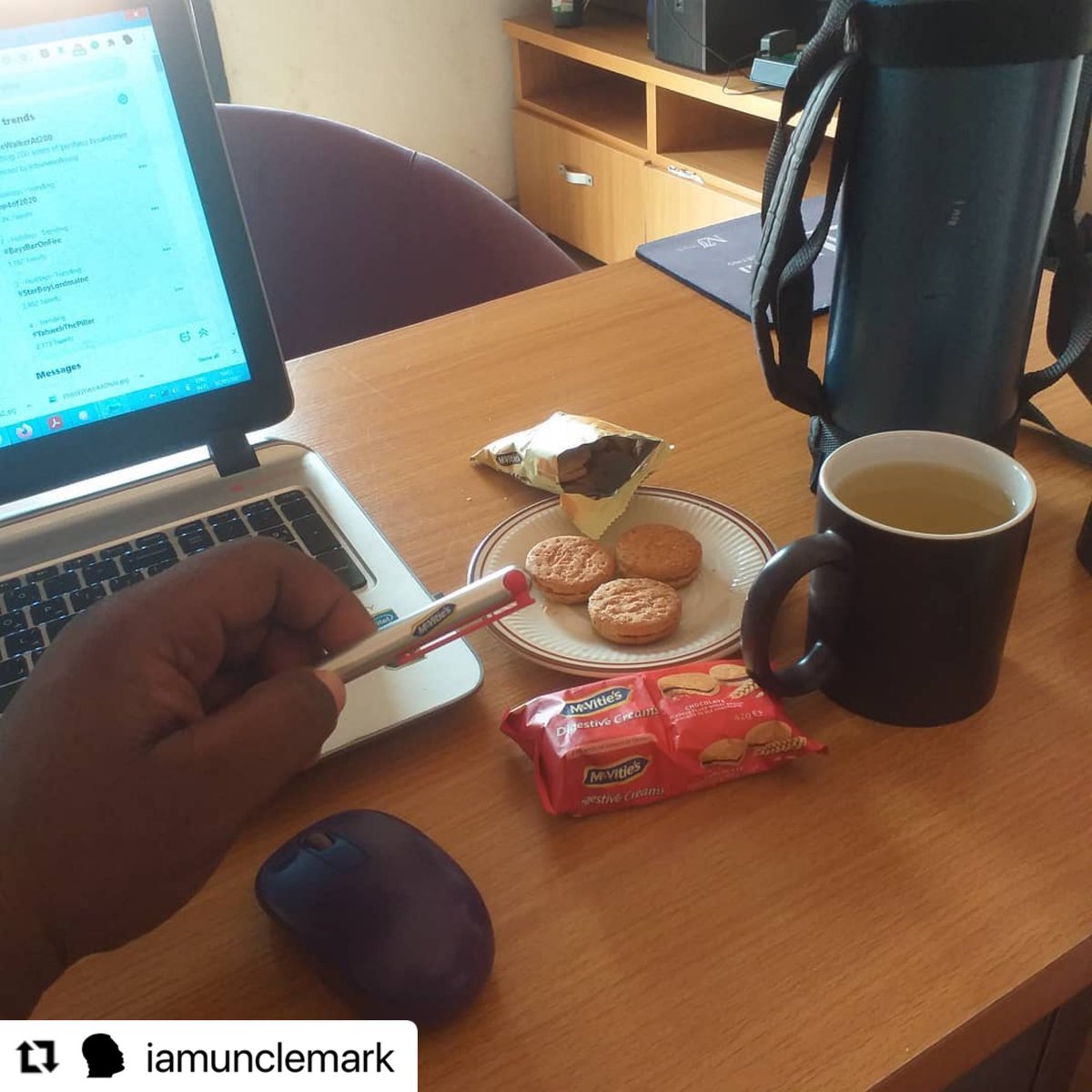 What would you rather snack on while working ? 

For me, it has to be a cup of lemon tea and the delicious Mcvities digestive cream biscuit. 

Stop missing out , you should try this out too🤤
#NewMcvitiesDigestiveInCream
#MerryMcvitiesChristmas
#YourFaveLovesDigestiveCream