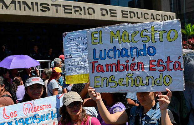 Gremio de maestros convocan a docentes a protestar por sus derechos laborales este viernes 15 de enero.

La Secretaria de la Federación Venezolana de Maestros (FVM), Belkis Bolívar indicó que en las próximas horas anunciarán la hora y el lugar de encuentro.

#12Ene