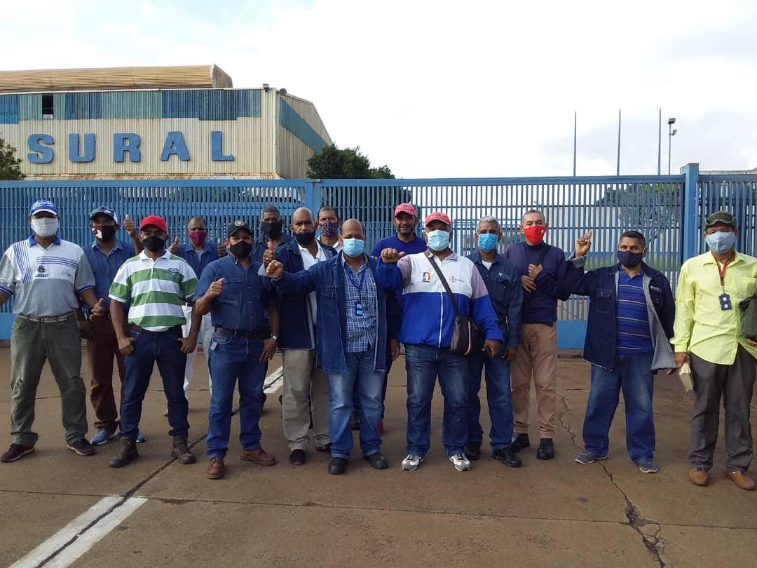 DiarioPrimicia's tweet photo. #ReportePRIMICIA Trabajadores protestan de manera pacífica en el portón de #Sural para exigir la reivindicación de sus derechos laborales.
Aseguraron que desde hace 4 años fueron sacados de sus puestos de trabajo sin explicación.
#Laboral #EmpresasBásicas #12Ene https://t.co/q9WLqeYL0E