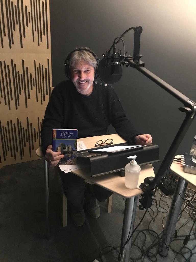 Audiolib1's tweet photo. 🎙️EN STUDIO avec... Philippe Sollier qui a démarré aujourd'hui l'enregistrement du #GuideBleu culturel et pratique sur les Châteaux de la Loire ! 🏰 https://t.co/2gAWJaT0dI