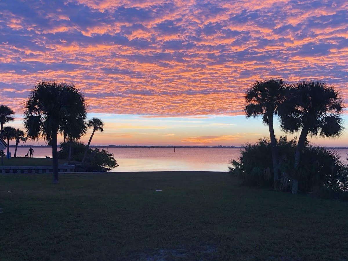 JeffQueen13's tweet photo. #FOX35 snap the sun , From Merritt Island , on our way to Sunday morning Breakfast . https://t.co/p60FgbzIWv