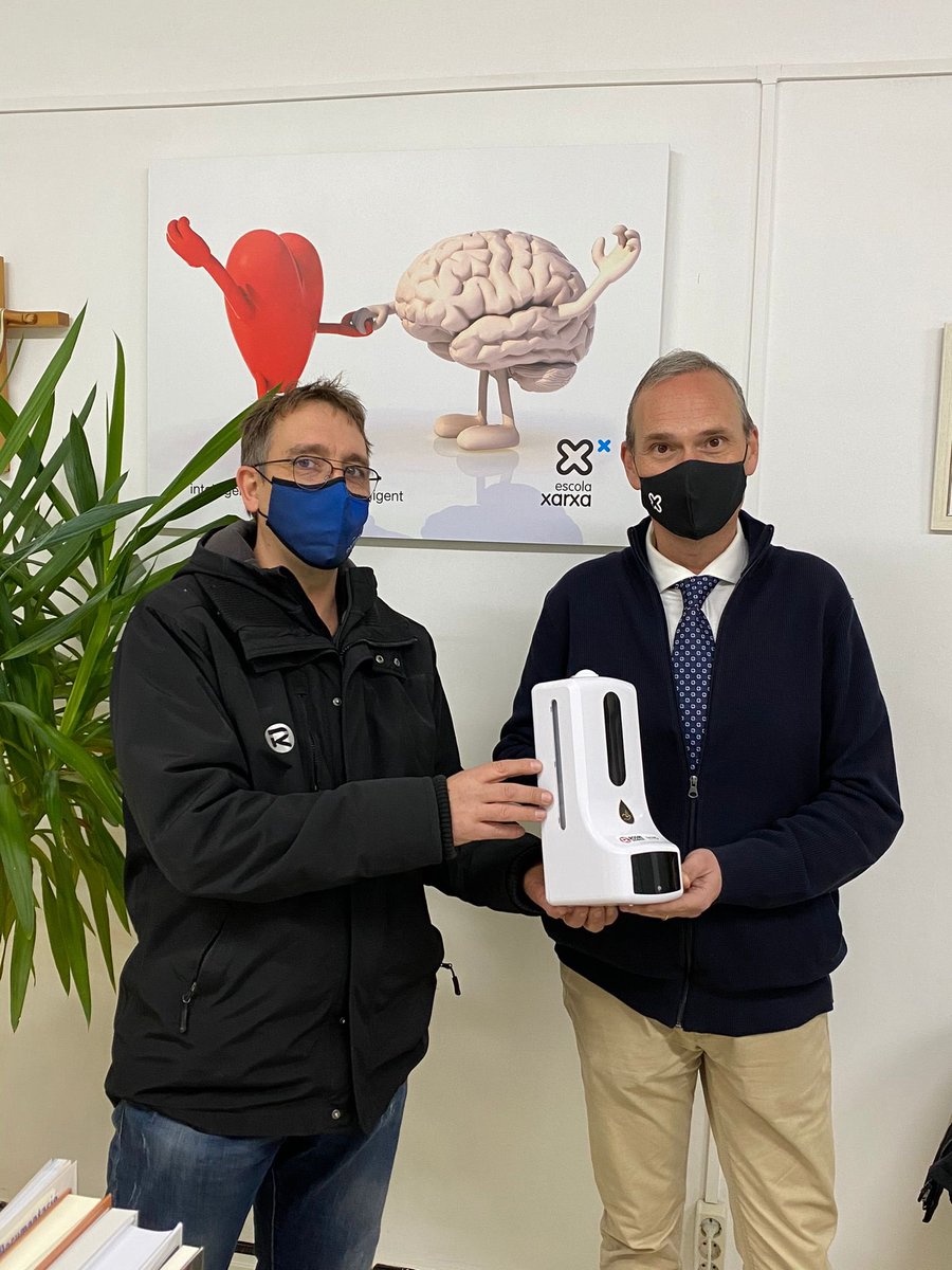 FEDACXarxa's tweet photo. Moltes gràcies a ⁦@RODRISEGURETAT⁩ pel regal d’un magnífic dispensador de gel.
Tots fem Escola ! https://t.co/8cv9eXzcxy