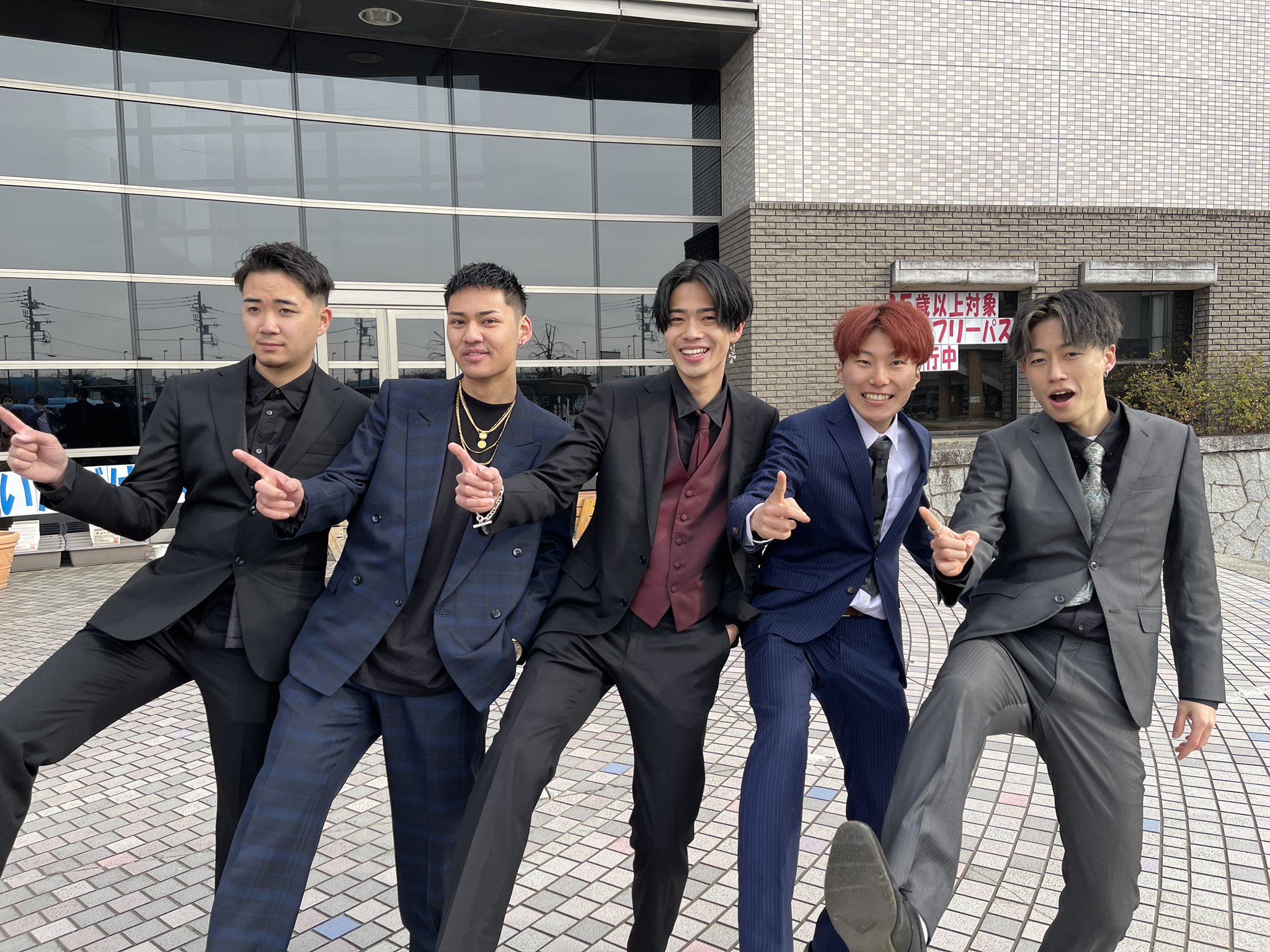 コムドット やまと 新成人の皆さんへ これから挑戦する度に頭ごなしに否定してくる奴が必ず現れます コムドットも お前らには無理 って沢山言われて無視し続けて今があります 肝心なのは挑戦するのは自分だという事 他人の雑音に耳を貸す必要はない キツく
