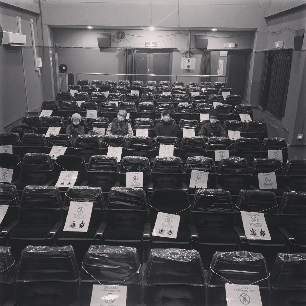 映画 なんのちゃんの第二次世界大戦 監督のつぶやき多め 全国順次公開 淡路島先行公開中 淡路島唯一の映画館 洲本オリオン 約10年ぶりの長期ロードショー なんのちゃんと洲本オリオンの戦いを残す為に 毎上映後に撮影した観客席をあげて