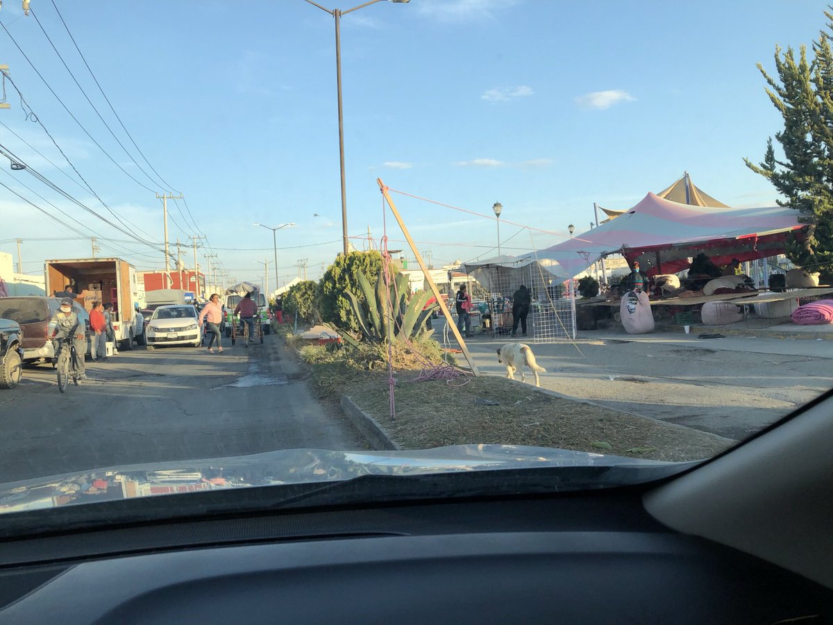 ivanherbar's tweet photo. @gobiernohidalgo De qué sirve si permiten aglomeraciones en los tianguis https://t.co/OZTLaEUvpB