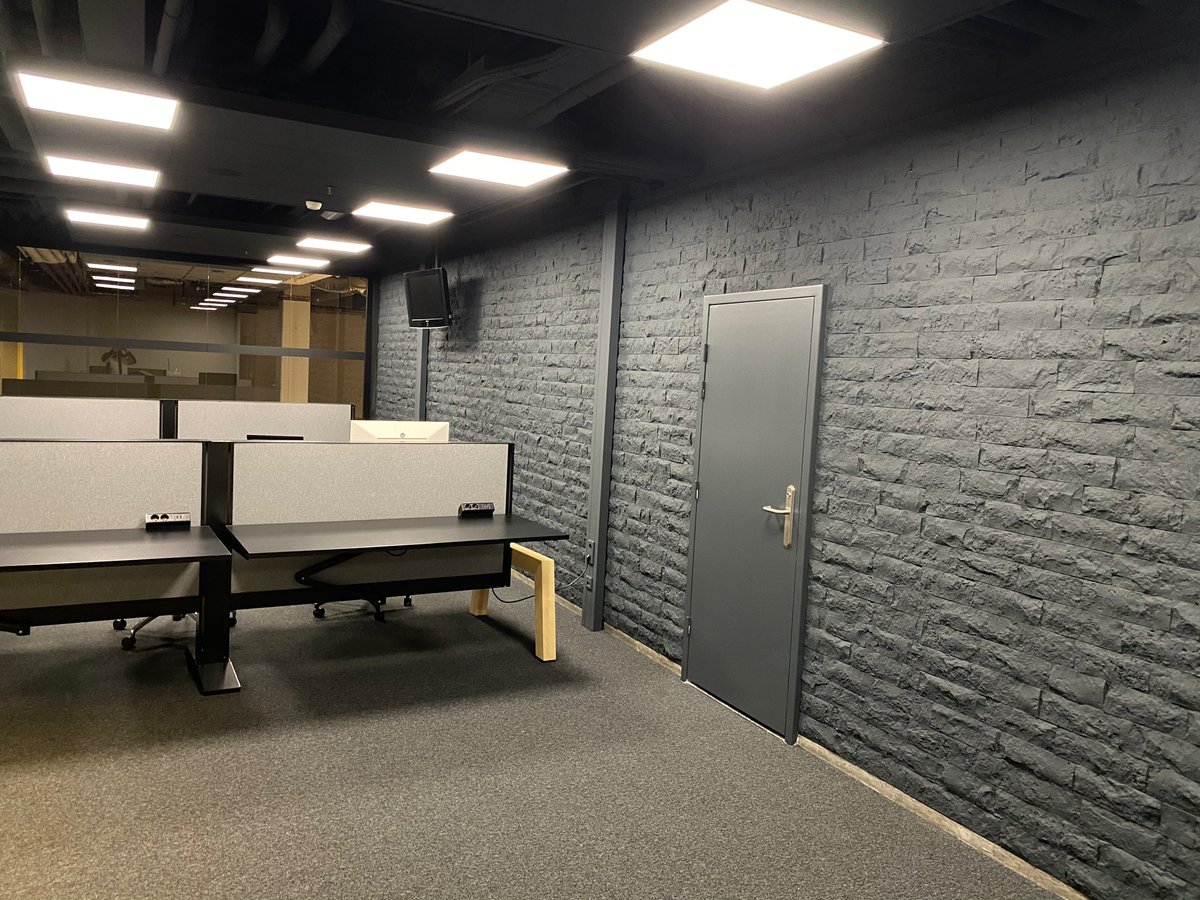 vbeersschilder's tweet photo. Voor een van onze vaste opdrachtgevers moeten wij deze ruimte  voorzien van een nieuwe frisse donkere kleur. Wij spuiten de plafonds en wanden met een airless spuit. Dit gaat razendsnel en is zeer efficiënt te noemen. #airless #spuiten #work #binnenwerk #hilversummediastad https://t.co/IsqlR8WyEv