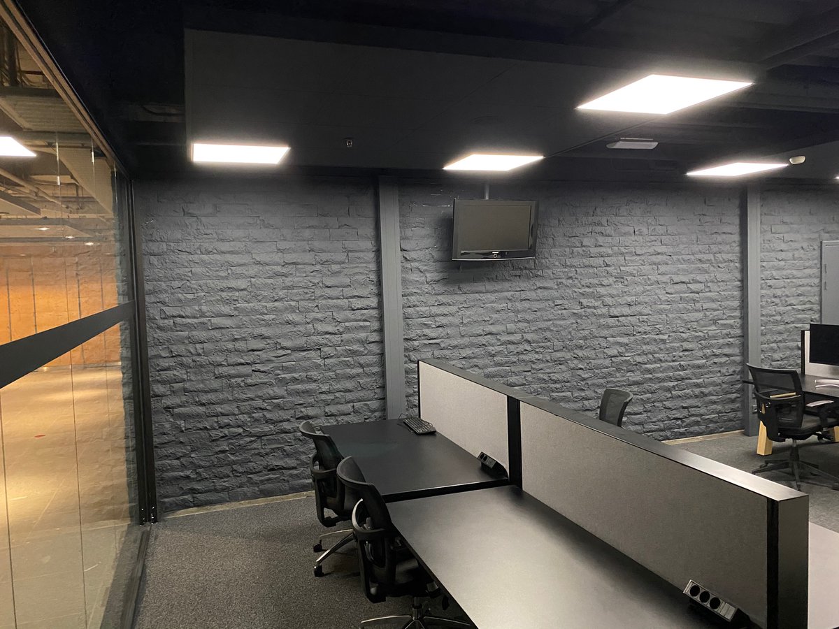vbeersschilder's tweet photo. Voor een van onze vaste opdrachtgevers moeten wij deze ruimte  voorzien van een nieuwe frisse donkere kleur. Wij spuiten de plafonds en wanden met een airless spuit. Dit gaat razendsnel en is zeer efficiënt te noemen. #airless #spuiten #work #binnenwerk #hilversummediastad https://t.co/IsqlR8WyEv