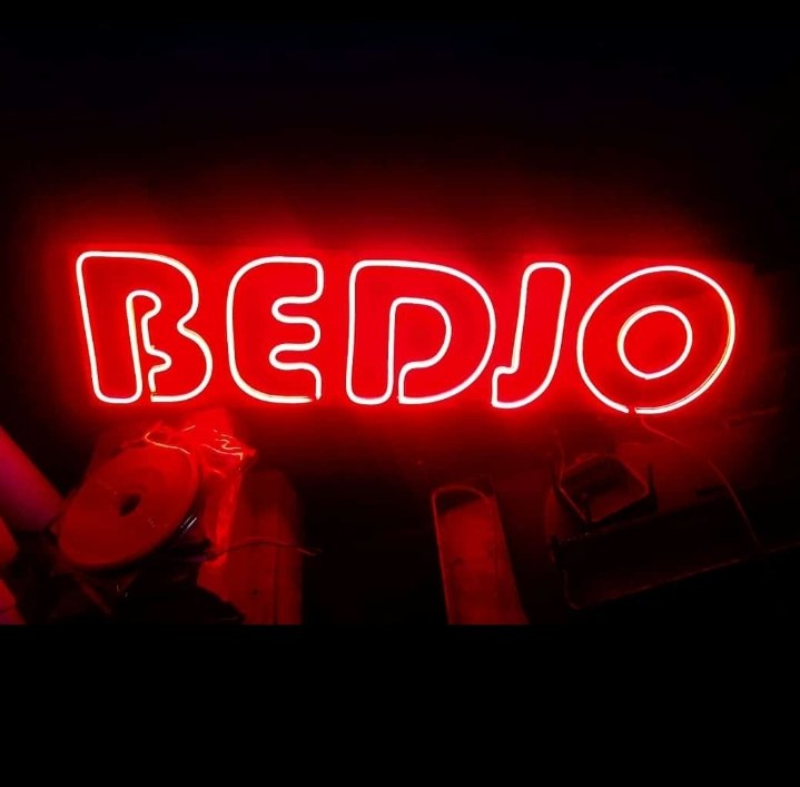 Pakai nama usaha yg mudah di ingat oleh konsumen kamu. Ingat prinsip Words are Swords.. gunakan kata2 yg "tajam" dalam artian mudah di ingat oleh konsumen kamu. Baik nama usaha, tagline, moto, lambang dll