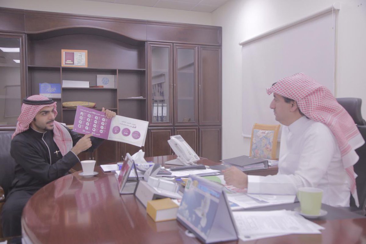 al3lmin_club's tweet photo. قدمت إدارة نادي العلمين شهادة شكر وتقدير ودرع تذكاري لشركة الجلهمي في #الخفجي لاسهاماتهم الفعالة ورعاية ودعم النادي.
وتسلم التكريم نائب رئيس مجلس إدارة الشركة الأستاذ طارق الجلهمي. وكما قدم أمين عام النادي الأستاذ حسين الشمري شرح موجز عن ابرز الانجازات والخطط المستقبلية https://t.co/YffZ9xhHGw