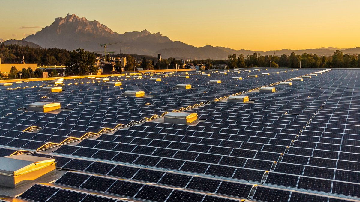 Neues Joint Venture zur Produktion von Solarstrom: HIAG und aventron gründen das Joint Venture HIAG Solar. Ziel ist der langfristige Ausbau der Solarstromproduktion auf den Liegenschaften im HIAG-Immobilienportfolio. bit.ly/3qjGuiJ