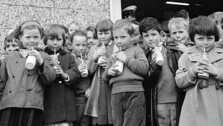 When I was born in 1950, the government was so concerned about child health that we had FREE cod liver oil, FREE orange juice, FREE milk, FREE rosehip syrup
Now, Tory MPs let @Chartwells_UK fill their own coffers & kids go hungry
#ToryCorruption #endchildfoodpoverty #foodparcels