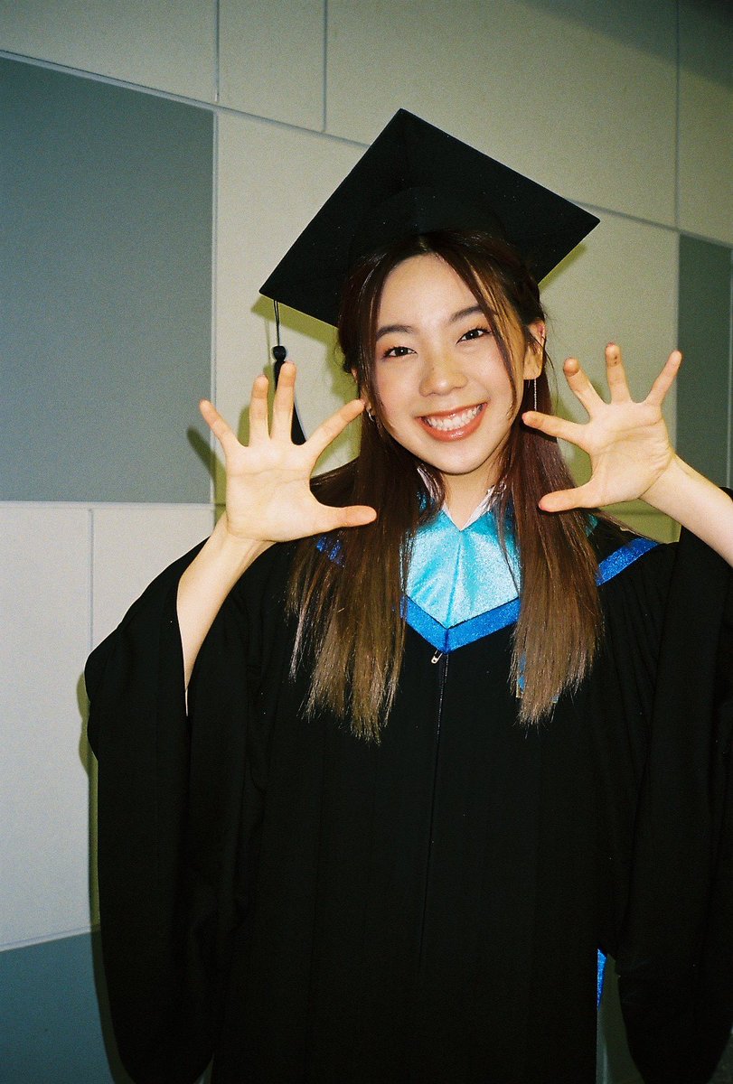 bnk48kcj's tweet photo. Congrats on #PUNsGraduation 🎇🎉
ค่ดน่ารักทั้งพี่ทั้งน้องโลยยยยค่าาา~~~ 😊
🔗 https://t.co/auvq7HnVMQ
ยินดีด้วยอีกรอบน้าาา เจ้าหลามมม เก่งมั่ก! 🦈
#PunBNK48 #KaewBNK48 #BNK48 https://t.co/R6u5Wp81vG