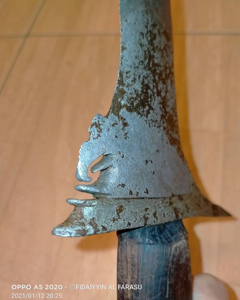 FFarasu's tweet photo. An oldest Nusantara dagger, 200 years Sundang Bugis. Another new list in my collection.
#keris #sundang #MalayDaggers https://t.co/FDJ26LBs8l