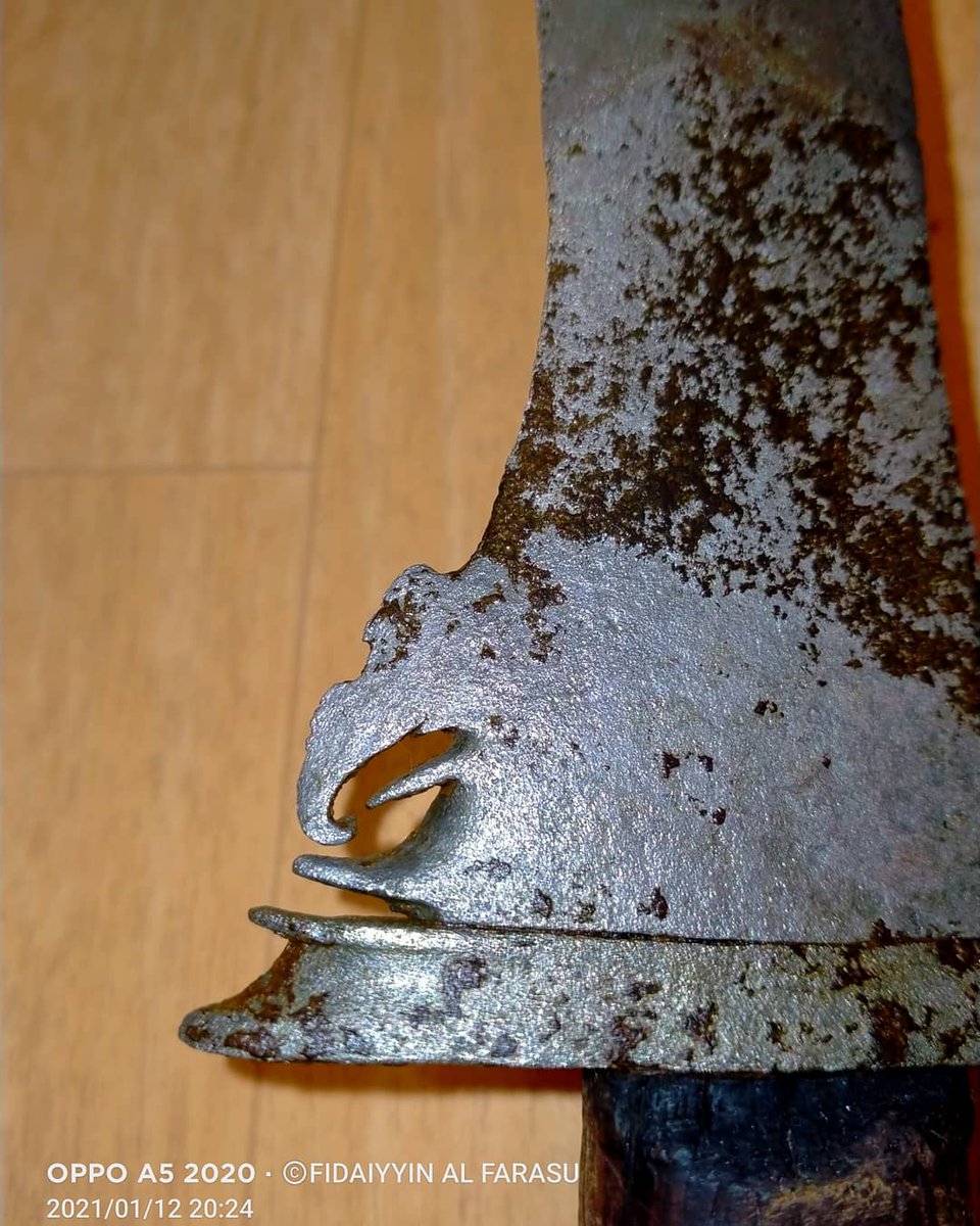 FFarasu's tweet photo. An oldest Nusantara dagger, 200 years Sundang Bugis. Another new list in my collection.
#keris #sundang #MalayDaggers https://t.co/FDJ26LBs8l