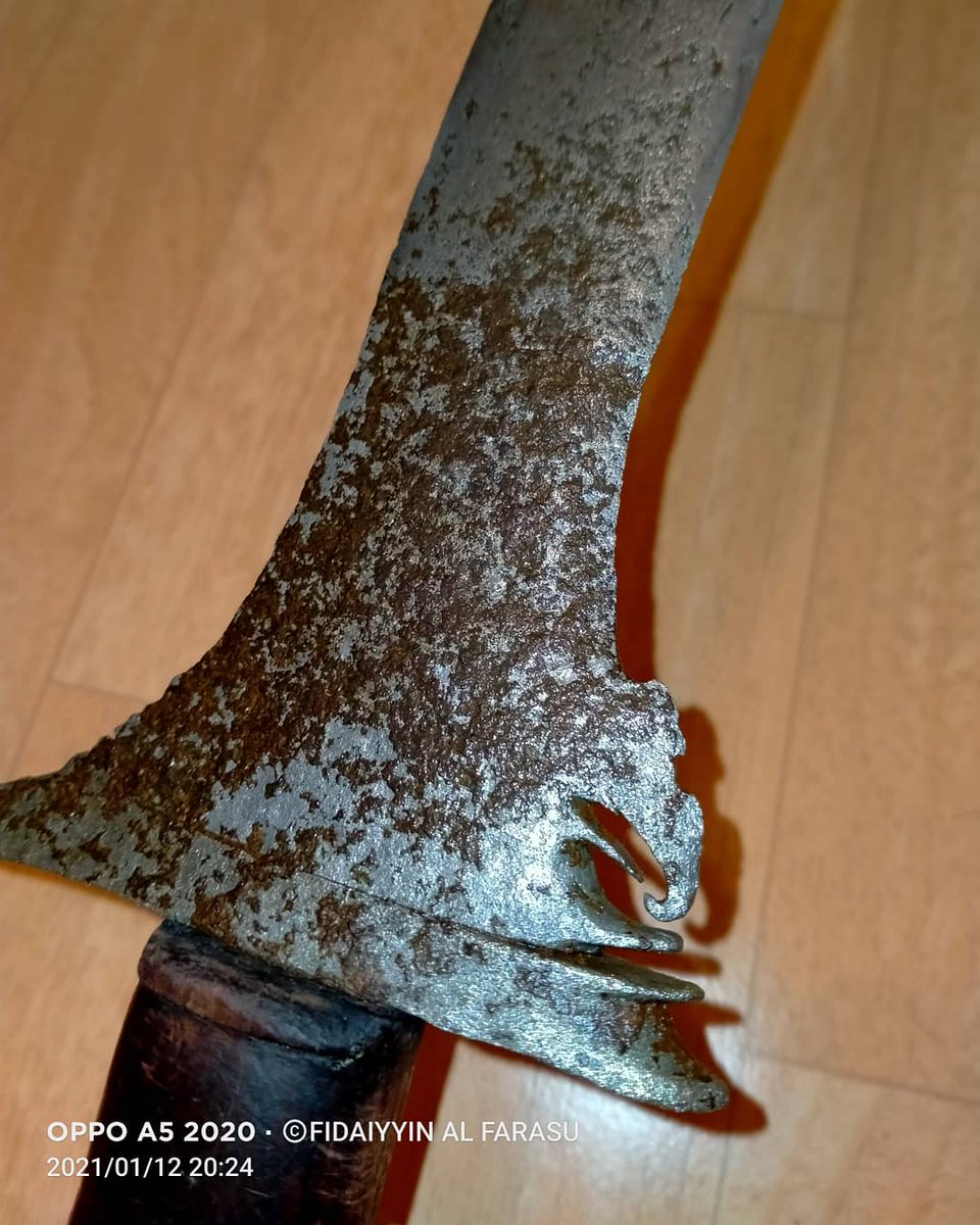 FFarasu's tweet photo. An oldest Nusantara dagger, 200 years Sundang Bugis. Another new list in my collection.
#keris #sundang #MalayDaggers https://t.co/FDJ26LBs8l