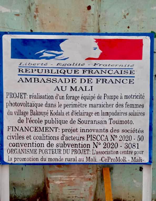 FranceauMali's tweet image. La 🇫🇷 en appui à la société civile 🇲🇱 pour l’accès à l’💦 ! Les populations de Bakouyé Kodala, situé dans le cercle de #Kita, pourront profiter d’un tout nouveau forage réalisé par le Centre pour la promotion du monde rural, dans le cadre du #PISCCA financé par la @franceaumali.