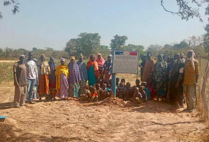 FranceauMali's tweet image. La 🇫🇷 en appui à la société civile 🇲🇱 pour l’accès à l’💦 ! Les populations de Bakouyé Kodala, situé dans le cercle de #Kita, pourront profiter d’un tout nouveau forage réalisé par le Centre pour la promotion du monde rural, dans le cadre du #PISCCA financé par la @franceaumali.