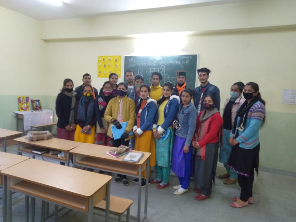 Praveen73247494's tweet photo. राजकीय महाविद्यालय सिराज लंबाथाच में स्वामी विवेकानंद जी के जन्म दिवस के उपलक्ष पर संगोष्ठी में मुख्य वक्ता के रूप में प्रदेश कार्यकारिणी सदस्य प्रवीण जी ने स्वामी विवेकानंद जी के जीवन के बारे में कार्यकर्ताओं को अवगत करवाया।
#_abvp
#_swamivivekananda https://t.co/lkbhOvCnTw