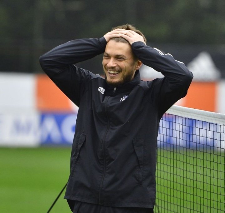 Bu iki foto arasındaki fark...
"Adem Ljajic"