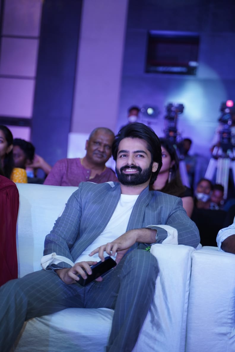 PothineniFc's tweet photo. RAPO Candid Clicks at #RedPreReleaseEvent ❤😍

@ramsayz Looking Damn Stylish 🔥

#UstaadBlockBusterRED 
#RAmPOthineni

 https://t.co/bfx7D6JEwb