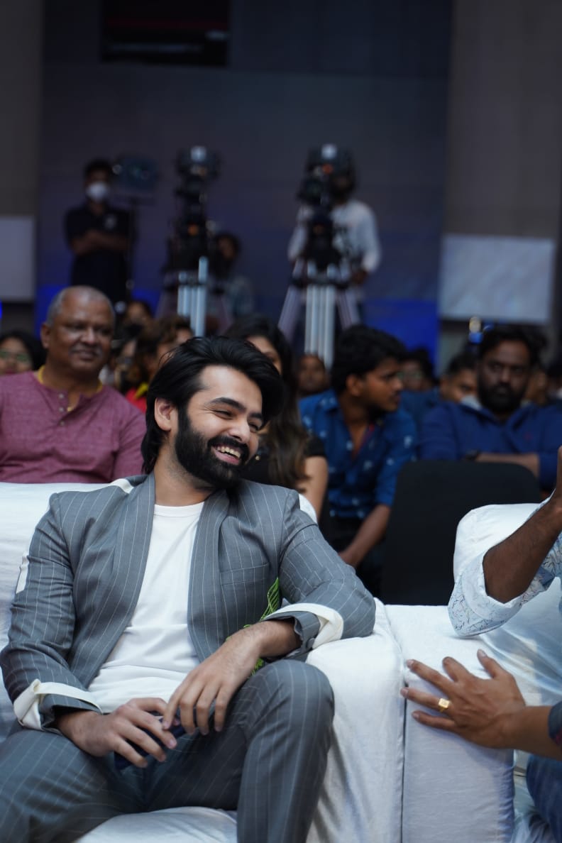 PothineniFc's tweet photo. RAPO Candid Clicks at #RedPreReleaseEvent ❤😍

@ramsayz Looking Damn Stylish 🔥

#UstaadBlockBusterRED 
#RAmPOthineni

 https://t.co/bfx7D6JEwb