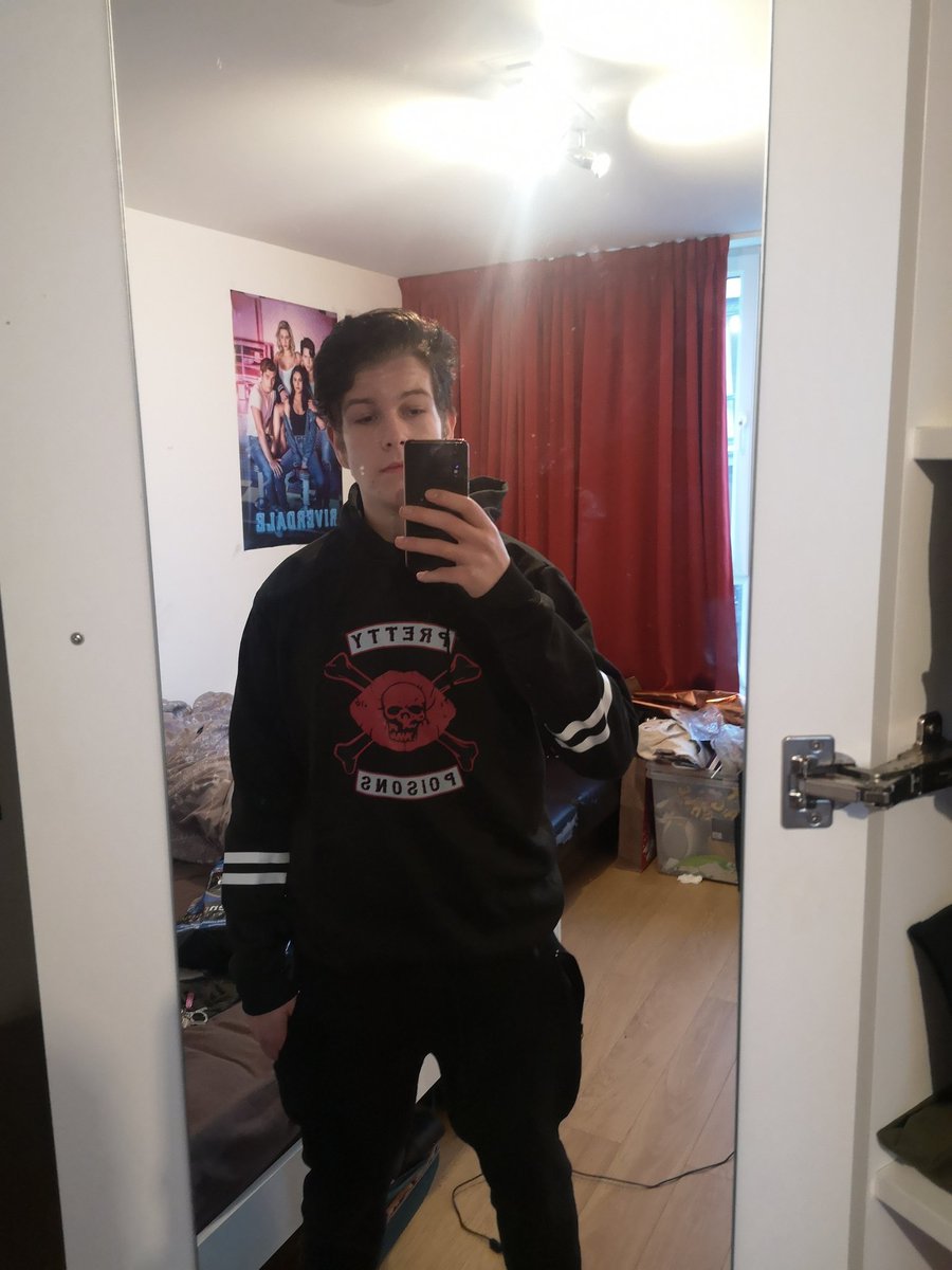 JoeDG98's tweet photo. it came, im in cheryl's gang 🥺
#riverdale #cherylblossom #prettypoisons https://t.co/3toEKS8kud