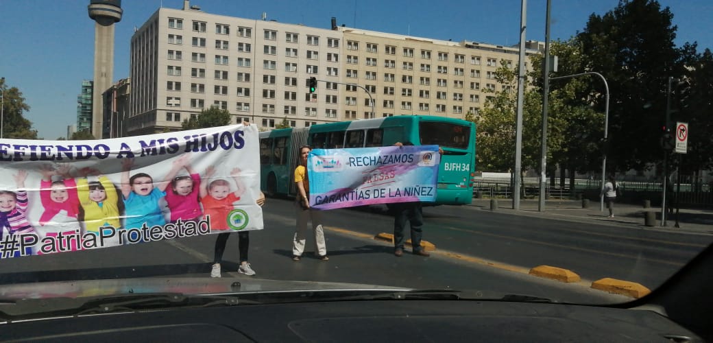 cfelmerv's tweet photo. #PadresVerdaderosGarantes #FalsasGarantiasdelaNiñez #Salvemoslas2Vidas @Vengodevuelta16 Los Padres De Chile defendiendo a sus hijos https://t.co/RVc3syWtv5