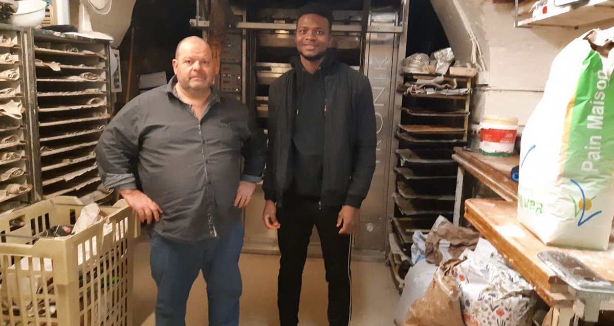 Mediavenir's tweet image. 🇫🇷 FLASH - Stéphane Ravacley, le boulanger en grève de la faim contre l’expulsion de son apprenti #Laye, a été conduit aux urgences après un malaise. Il n’a pas mangé depuis 8 jours et a perdu 8 kilos. (La Provence)