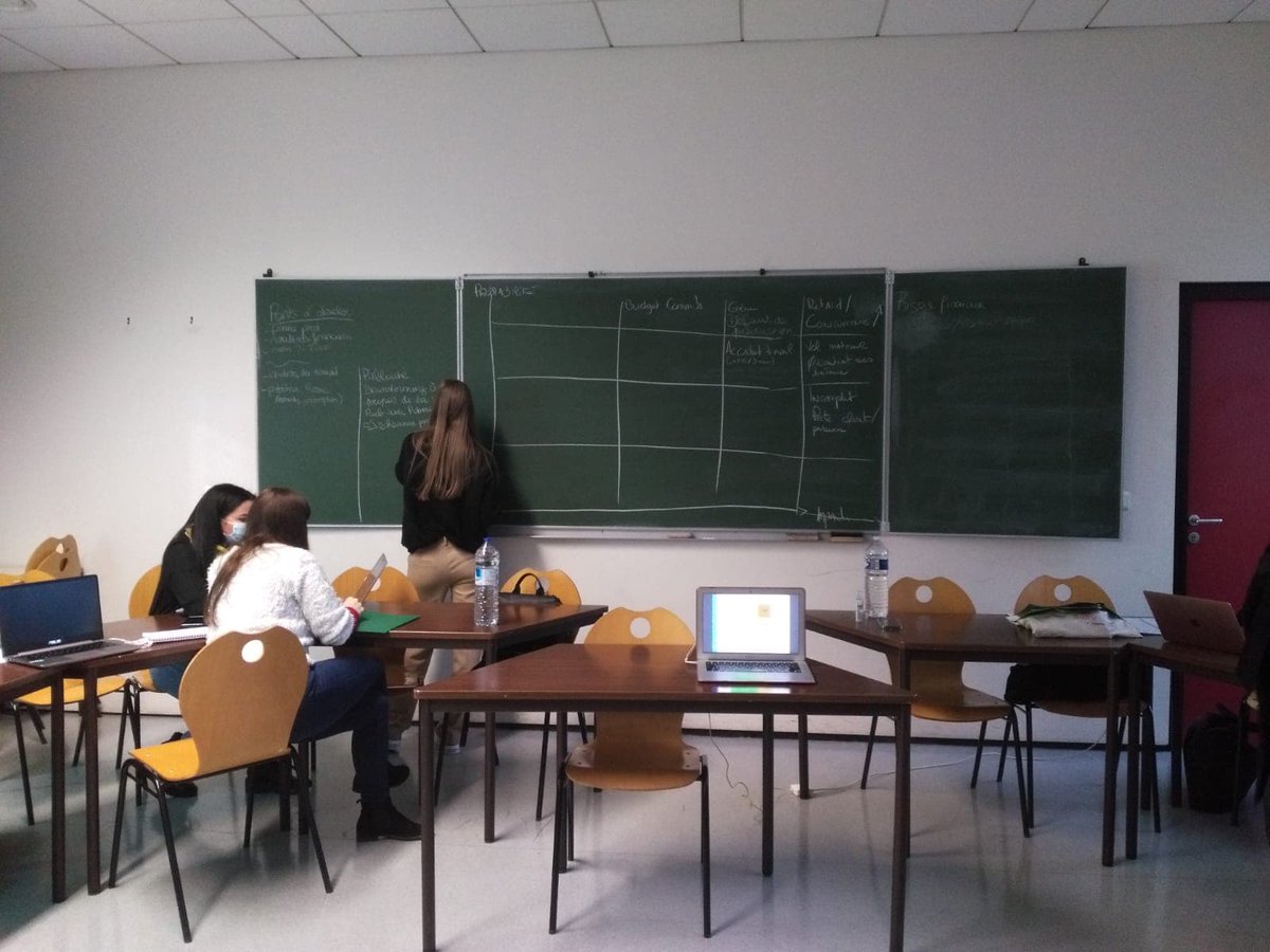 ITIRI_RI's tweet photo. [ GESTION DE CRISE 🧐 ] 

Nos M2 MPCE, M2 COM et M2 IEGDI ont eu leur fameux cours de Gestion de crise avec notre enseignant Patrick Cansell aujourd’hui ! Ils se sont vus endosser les rôles des différents métiers issus de leurs domaines respectifs pour gérer une crise ensemble.🤝 https://t.co/BSAHy9ykdS