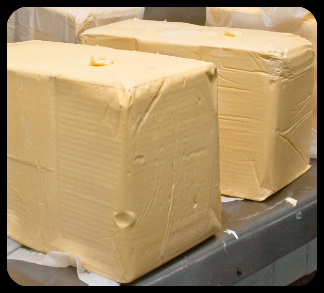 С самого детства помню картонные ящики, из которых извлекали огромные кубы сливочного масла в промасленной бумаге. Этот самый куб водружали на прилавок и резали масло большими брусками.Резали струной или леской. Реже - огромным ножом. Масло было или простое ли шоколадное