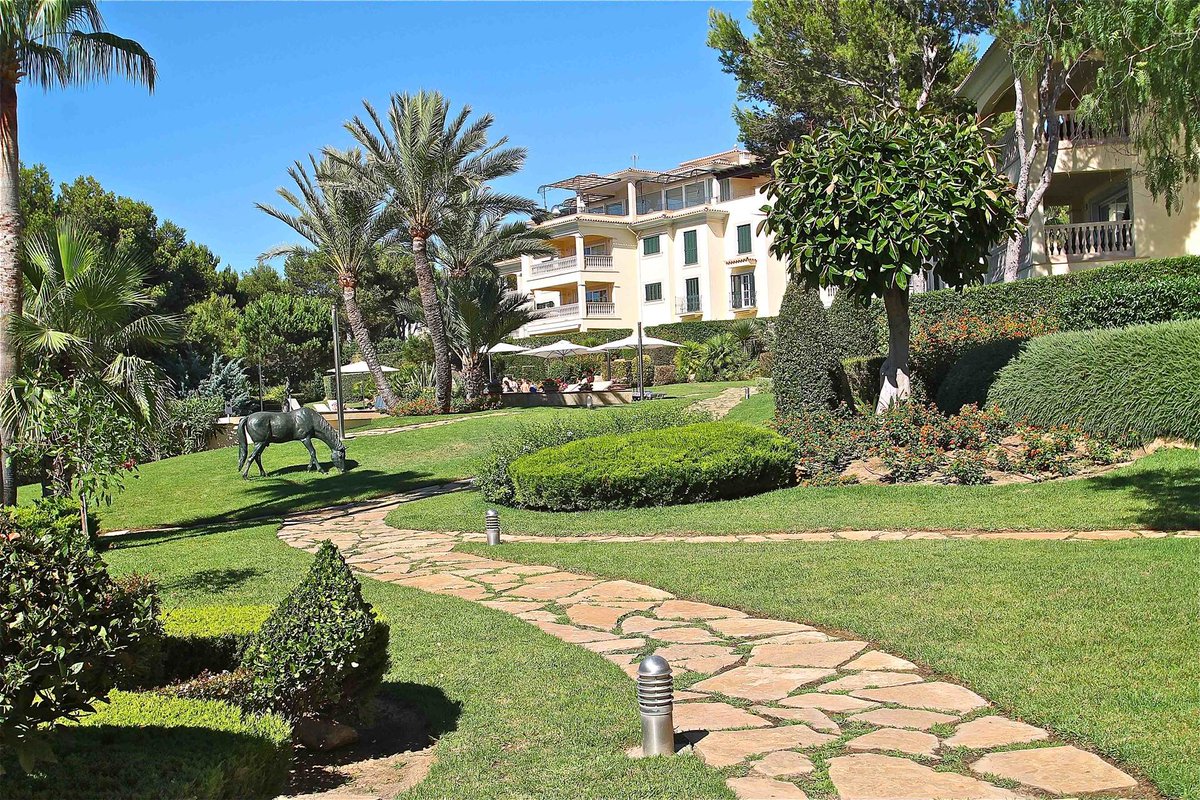A very generously-sized (160m²+) three-bed three-bath apartment close to @portadriano1. It has a partial sea view, garage parking, and use of the community swimming pool and tennis court.  
MORE bit.ly/3nDuere 

#property #inmobiliariamallorca #SpanishProperty #Mallorca