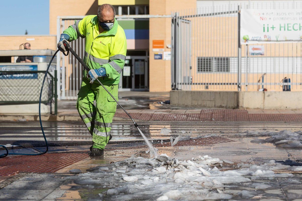Jorge_Azcon's tweet photo. A última hora de la mañana me he acercado con @vmse10 a comprobar el trabajo realizado por las brigadas de Infraestructuras para despejar las entradas a los colegios. Vía libre y calefacciones encendidas para garantizar la mejor vuelta a las aulas después de #Filomena. ¡Gracias! https://t.co/K0xM39W2Zd