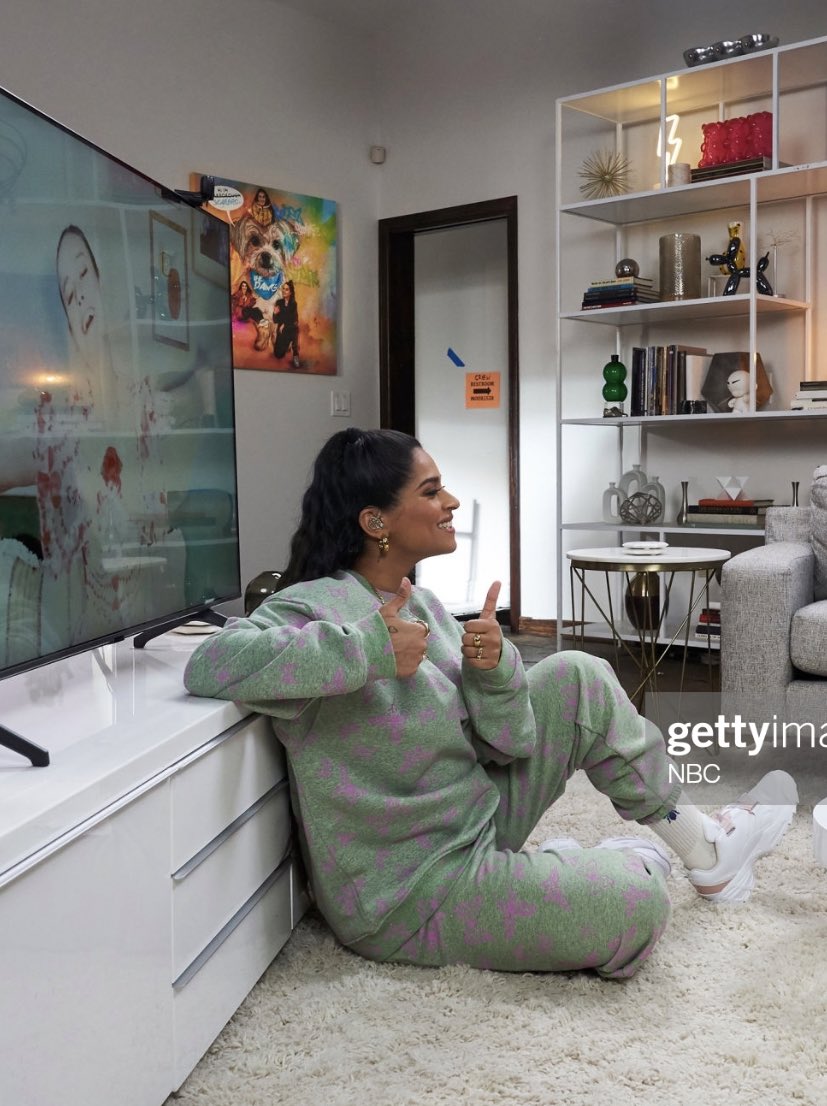 Lilly looks absolutely adorable in this green tracksuit with an all over pink butterfly pattern in tonights all new ep of #LateWithLilly 
✨S2 EP2