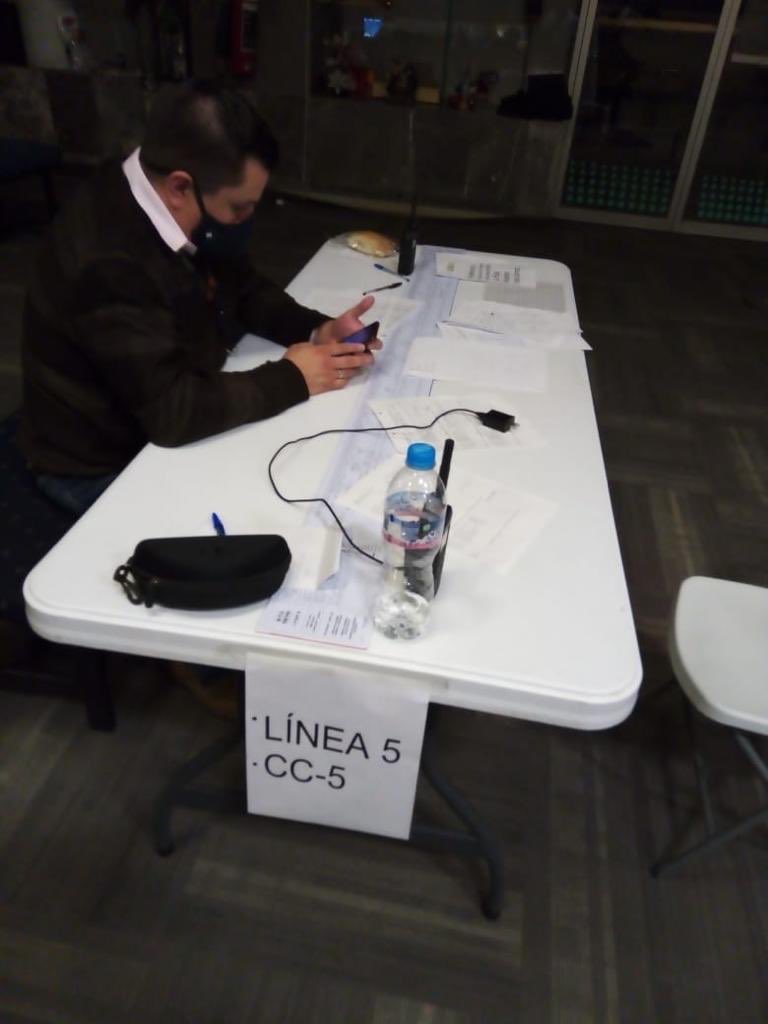 RebeldeGenerala's tweet photo. Estos son los nuevos tableros que pusieron para trabajar,se comunican con los trenes a ciegas con radios que utiliza la policía, el regulador que es el que esta sentado no puede controlar nada,porque no ve como marchan los trenes🚨🔥🚨

Esto es un ⚠️PELIGRO⚠️
#RenunciaSerranía https://t.co/iDJLFPfptK