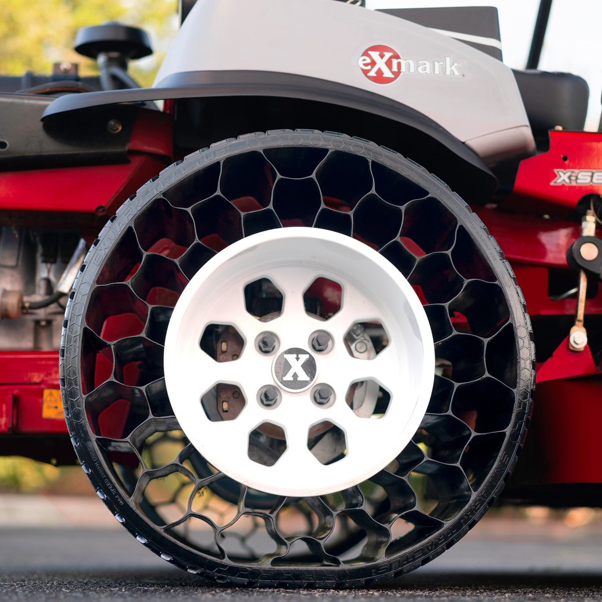 commcuttingeq's tweet image. Tractus airless drive tires maximize the productivity and uptime performance of the Lazer Z zero-turn mowers. Tractus works with the semi-pneumatic front caster tires to eliminate flat tire related downtime, while reducing routine maintenance and increasing overall reliability.