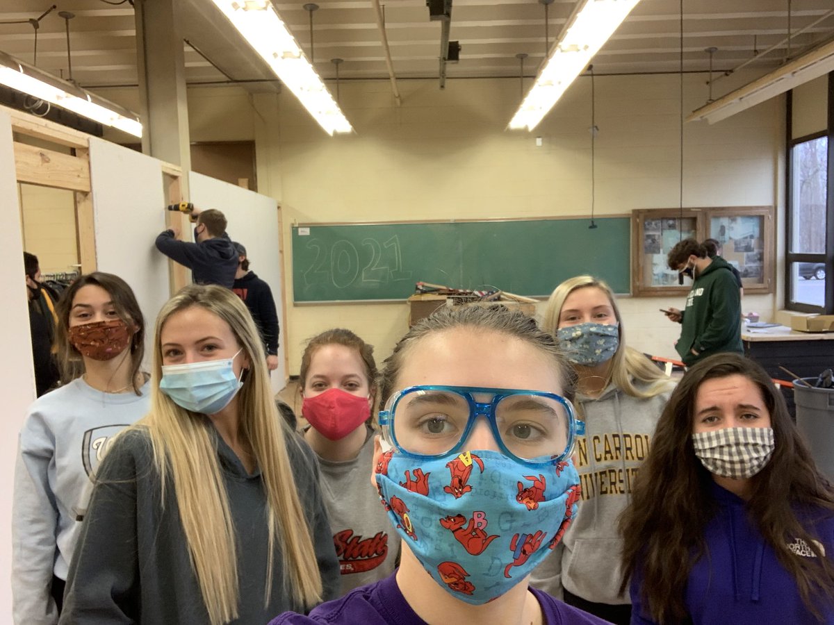 WKloset's tweet photo. wickloset and co hard at work! https://t.co/XtXG4syts6