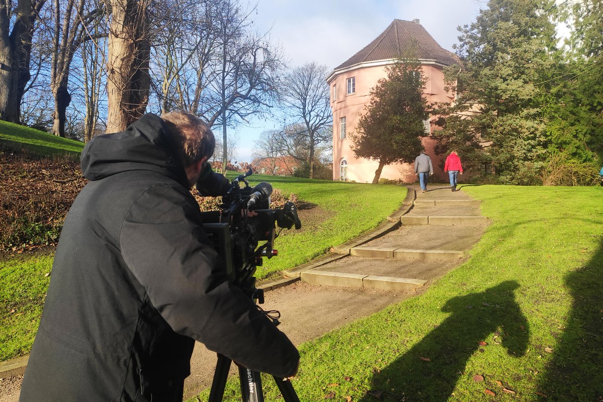 Da haben wir mit dem schönen Wetter mal wieder Glück gehabt. Die Sonne lacht am Schlossmuseum #Jever. Wir drehen für die SGK #Niedersachsen über das Thema #Tourismus und #Nachhaltigkeit. Die Drohne durfte auch noch fliegen.