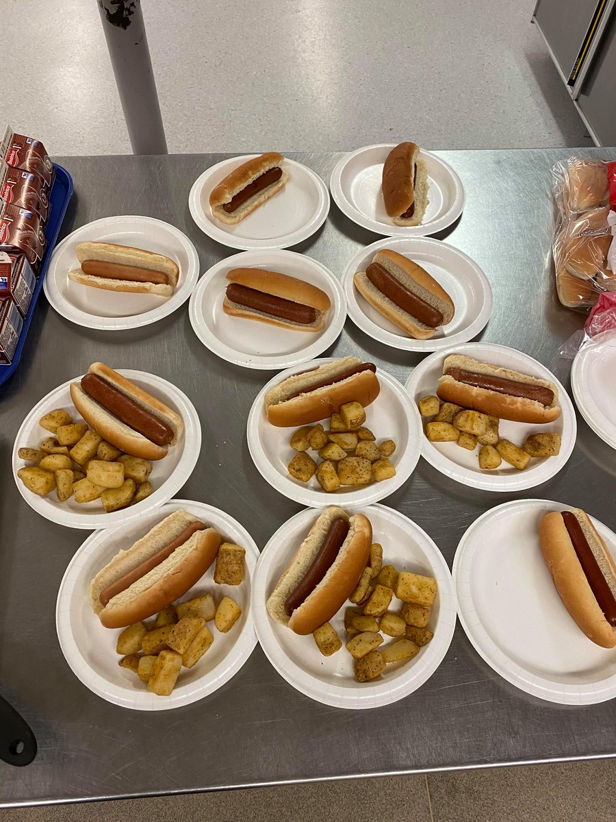 Rossbrook's tweet photo. The @Rossbrook kitchen is busy preparing 2 delicious meals each day, including brunch & a late afternoon 'snack". The after-school snack has evolved over the years and today is often a hot meal. 🍗🍑 #childrenandyouth #open24hours #openeveryday #kitchenprogram https://t.co/icb6YzcgdC