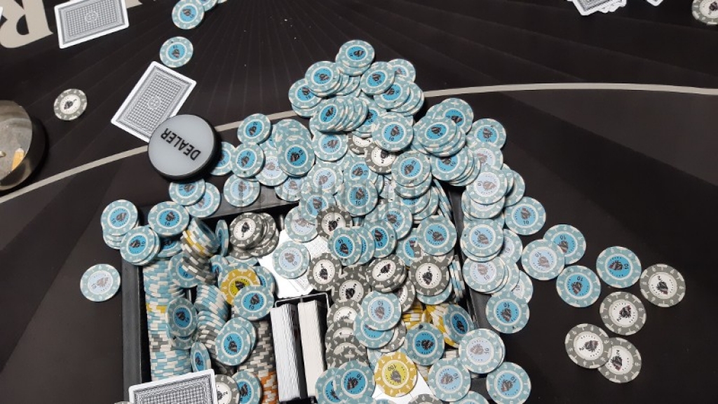 Rotterdam - Politie valt binnen bij illegaal gokpand: ?..