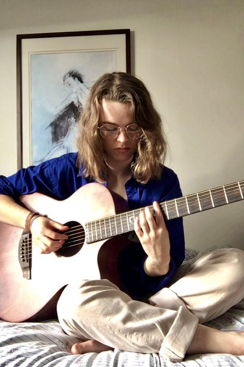 EmmanuellaMaeba's tweet photo. @elliedixonmusic ✨💙

#facetime #portrait #portraits #photograph #music #upcomingartist #musician #singer #indoorphotography #indoors #location #bedroom #walls  #women #femaleartist https://t.co/KrpwVJdeFF
